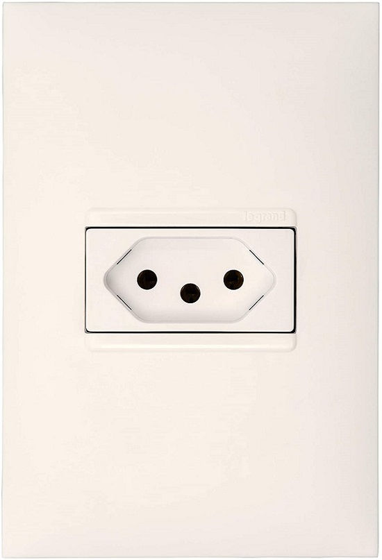 Tomada Embutir NBR 2P+T Horizontal 4x2 10A/250VCA Branca Linha Pial PLUS Mais com Placa