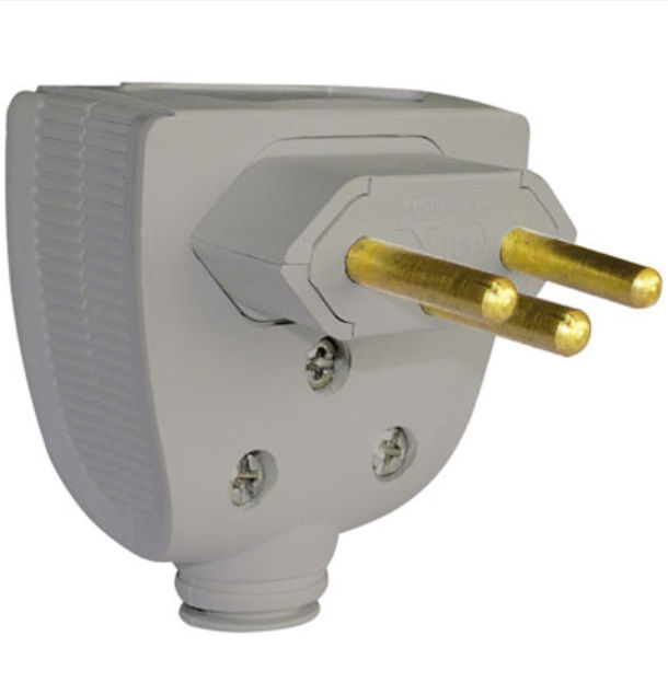 Plugue Macho 90G 2P+T 10A 250VCA PVC Cinza com Prensa Cabo